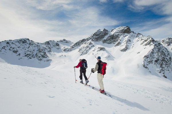 Quels sont les meilleurs itinéraires pour une randonnée à travers les montagnes de l'Aubrac, France?