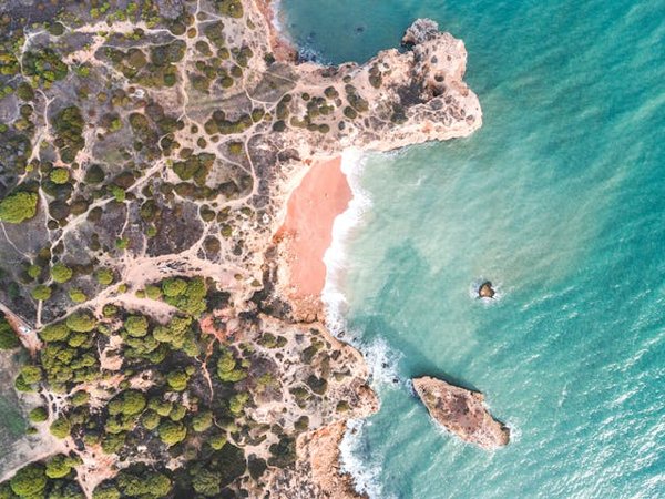 Quels sont les critères pour choisir une maison de vacances en Algarve avec des cours de kite surf et des excursions en bateau?