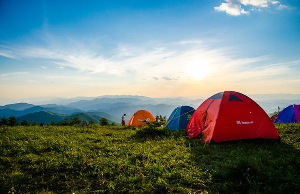 Comment organiser un camping pour une expédition de randonnée dans les montagnes Rocheuses?